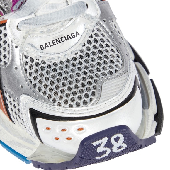 Balenciaga's Runner sneakers are inspired by running shoes from the 90’s. - Picture 4 of 5